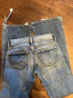 Diesel Blå bootcut jeans  - Säljer ett par blå bootcut jeans från diesel. Jeansen har klassisk femficksdesign och en ljus tvätt med lätt slitningar. Perfekta för en avslappnad och trendig look.
