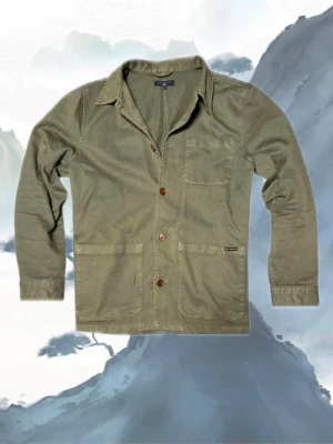 Mörkgrön Overshirt från Nudie Jeans - Säljer en snygg overshirt från märket nudiejeans. Den är i toppen skick och har i princip inga tecken på användning. Skriv om du har några frågor!😁