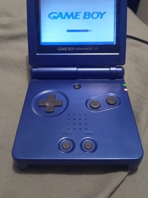Game Boy Advance SP - Säljer en blå Game Boy Advance SP från Nintendo. Konsolen har vikbar design, tydlig skärm och klassiska knappar för smidig spelkontroll. Tillverkad i tålig plast och perfekt för retrospel på språng. Det finns några spel som även följer med nintendot.