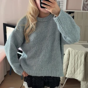 Ljusblå stickad tröja - Mysig ljusblå stickad tröja med en mysig oversized passform. Perfekt för en avslappnad look och väldigt härlig färg. Materialet är väldigt mjukt och fluffigt och håller en varm🩵perfekt för sommarkvällar och andra tillfällen man vill behålla värmen🩵INTE stickig i materialet.