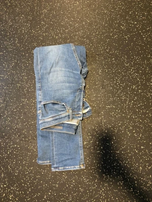 Ljusblåa Dondup George - Ljusblå Dondup i modell George | Skick 9/10 | W30 | Priset är prutbart vid snabb affär | Slitningar på fickor från fabrik | Hör av er vid intresse eller frågor!🌟