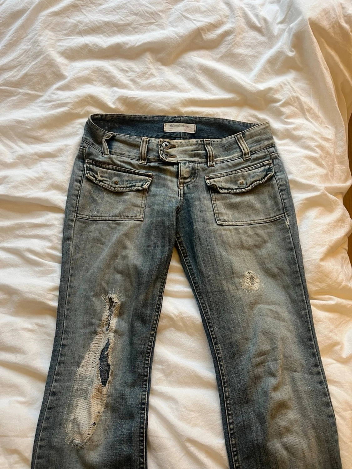 Low waist bootcut jeans med hål i  - 2