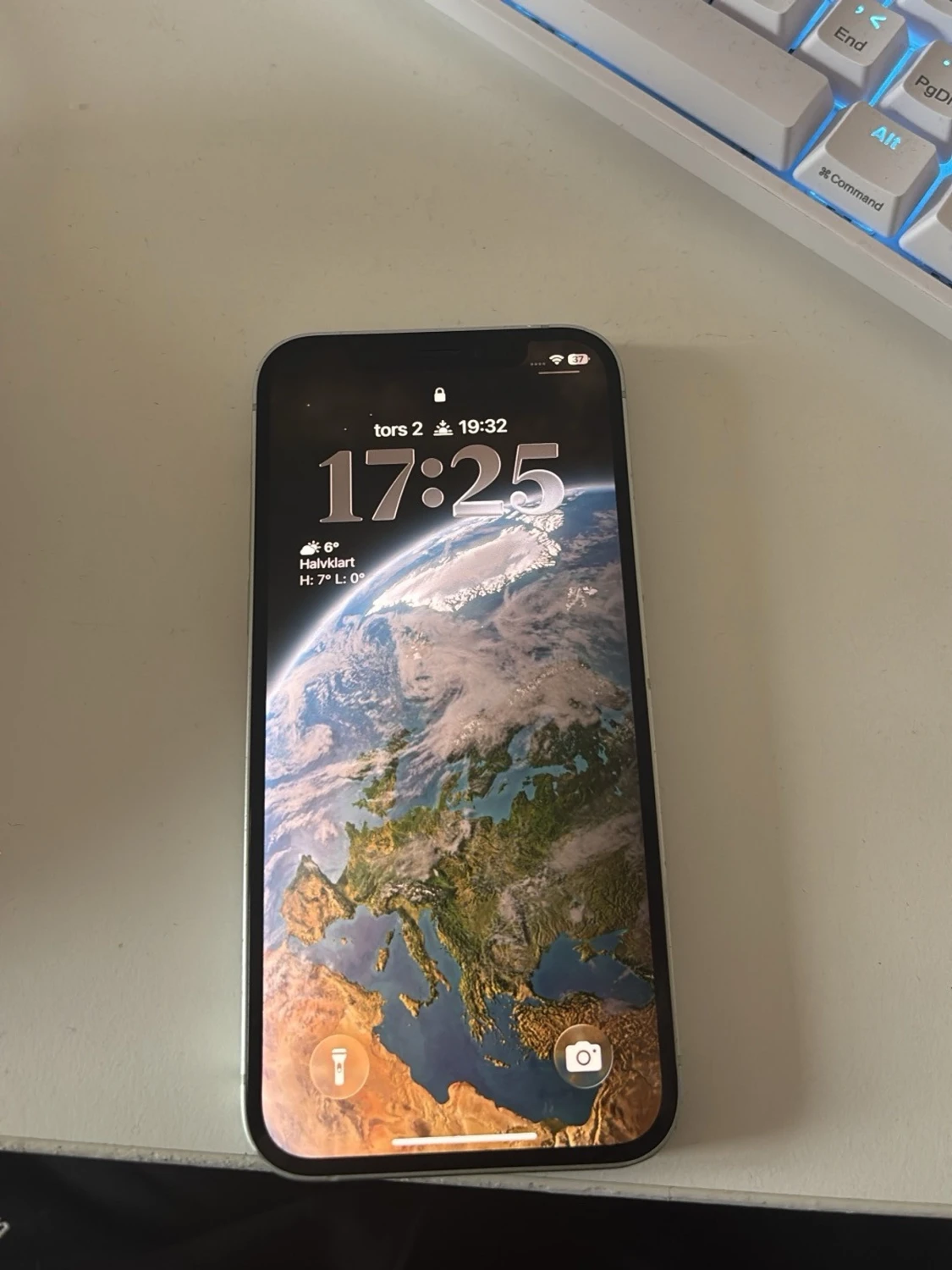 Grön iPhone 12 med dubbla kameror