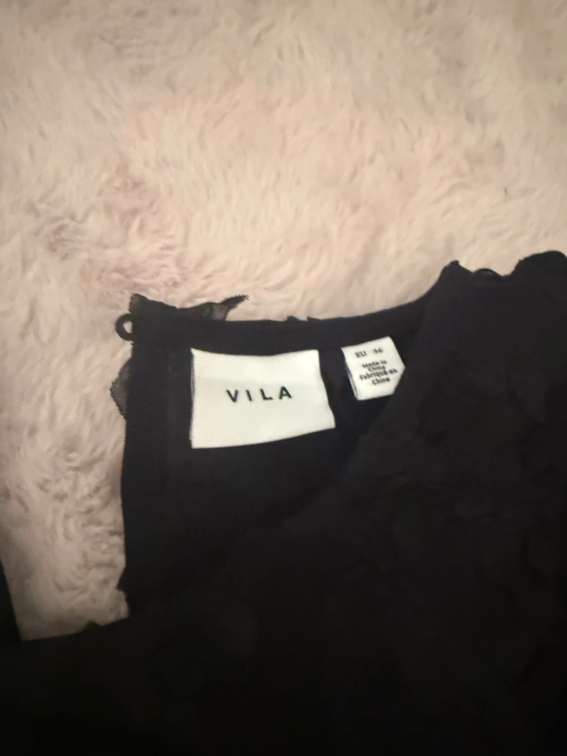 Svart blus med 3D-blommor från Vila - 1