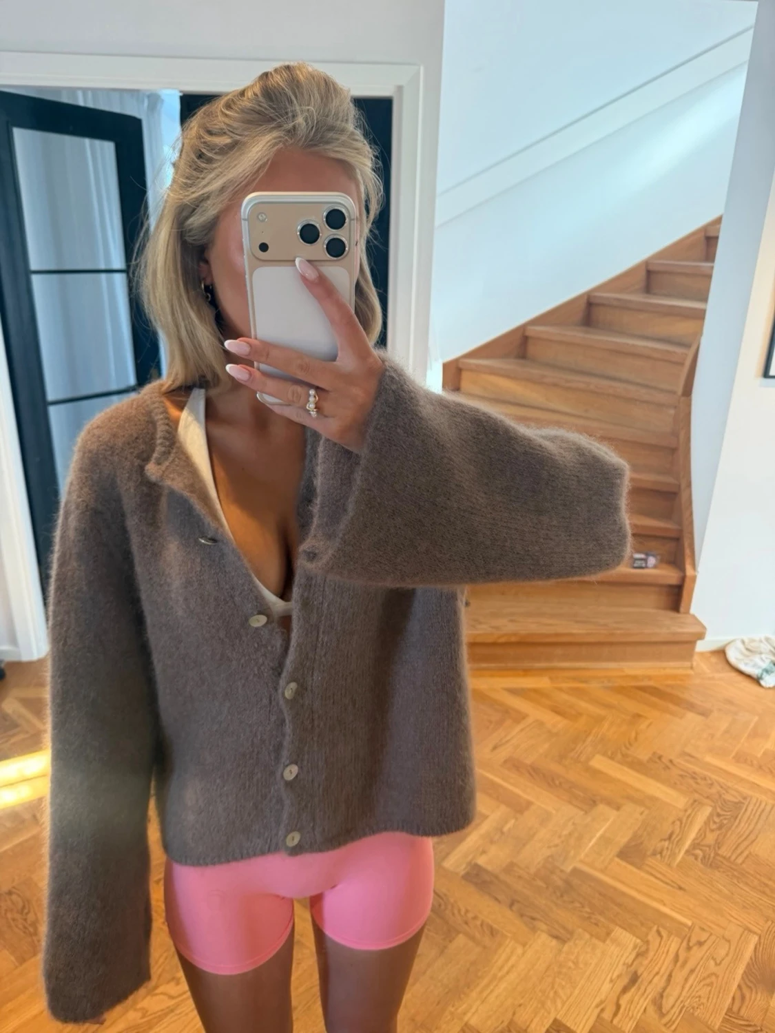 Brun fluffig kofta med knappar