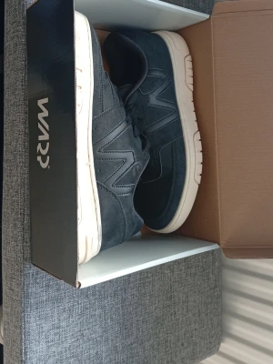 Skor - Snygga svarta sneakers med tjock beige sula och klassisk låg profil. Ovandelen är i mockaliknande material och skon har svarta skosnören. Dom är lite smutsiga på undersidan men det går att tvätta bort endast använda 3 gånger säljer dom pågrund av att dom är för små mitt pris är 450 och nypris finns på bild 3