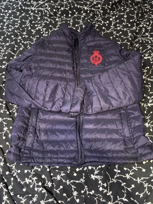 Mörkblå Jacka från Morris - Mörkblå Morris Jacka är en perfekt och stilig jacka för våren.