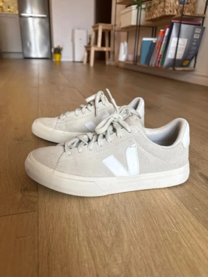  Veja skor  - Snygga vita sneakers från Veja, Skorna har ovandel i mocka säljer då dom inte kommer till användning🩷