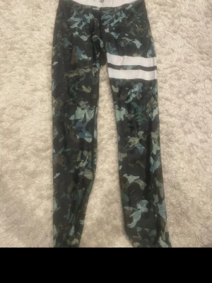 Kamouflageleggings med vita ränder - Snygga thigtsh från stronger