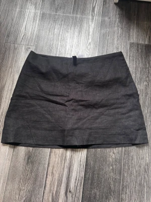 Linnekjol med shorts under - Söt kjol i linnematerial med shorts inuti, dragkedja på sidan. Supersöt till sommaren🩷