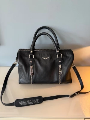 Svart handväska från Zadig & Voltaire - Svart handväska i läder från Zadig & Voltaire med två handtag och avtagbar axelrem. Köpt för 5000 ny, knappt använd. Zadig påse medföljer.