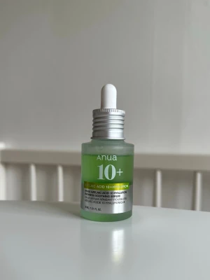 Anua 10+ Azelaic Acid Hyaluron Serum - Anua Azelaic Acid 10 Hyaluron Redness Soothing Serum 30ml. Endast testad. Säljs pga passade inte min hud. Pipetten har ej vidrört huden.