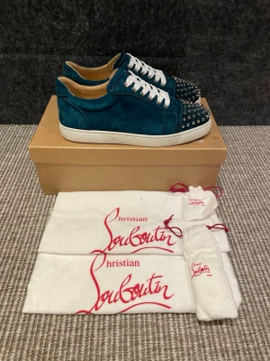 Christian Louboutin skor - Hej! Säljer nu dessa svin snygga Loubs skor. Skorna är i extremt bra skick! Begränsat antal boxar och dustbags. Hör av dig vid frågor.