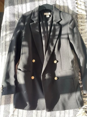 Svart kavaj med gulddetaljer - Svart kavaj storlek 34, nytt skick💗