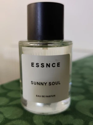 Essnce Sunny Soul  - Essnce Sunny Soul, endast 8-9 sprut tagna. Skickar med några små dekanter av andra parfymer gratis