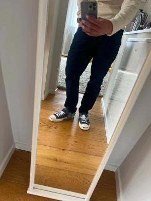 Blå Converse Chuck Taylor All Star - Säljer ett par feta blå Converse Chuck Taylor All Star. Helt nya, säljer pga lite för små. 1499 nya.