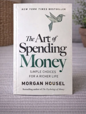The Art of Spending Money (Brand new, Normal size – not pocket) - I The Art of Spending Money lär Housel oss att använda pengar med medvetenhet, inte som ett sätt att imponera på andra, utan som ett verktyg för ett rikare, mer meningsfullt liv. Boken visar att värdet av ett köp inte mäts i priset, utan i vad du får tillbaka: glädje, tid, frihet eller minnen.                                       Condition: Brand new book. Cover: Paperback. Size: Standard (not pocket). Packaging: In its original plastic wrapping. From: Stockholm. Fast delivery within Sweden.