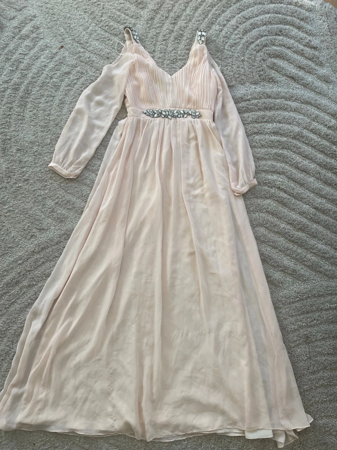 Ljusrosa långklänning med strassdetaljer