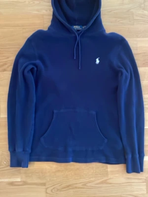 Ralph Lauren Tröja - Tjena, säljer en riktigt fin Ralph lauren tröja som inte passar, speciellt material då de är lite tunnare så perfekt inför sommaren och våren! Ser bättre ut när man har på sig den än hur den ser ut på bilderna. Storlek XS så passar någon mellan 160-170 som bäst men kan ha upp till 173. Tröjan är i toppskick och inga tecken på användning så. Skriv gärna om ni vill ha fler bilder eller något så löser jag de😊 Pris kan diskuteras vid snabb affär!