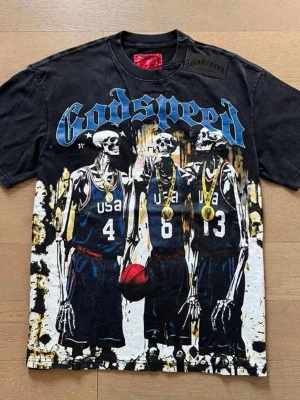 Godspeed svart t-shirt med tryck - Svart t-shirt från Godspeed med stort grafiskt tryck av skelett i basketlinnen och texten 'Godspeed' på framsidan. Baksidan har stor blå text 'OUT OF MANY, ONE'. 