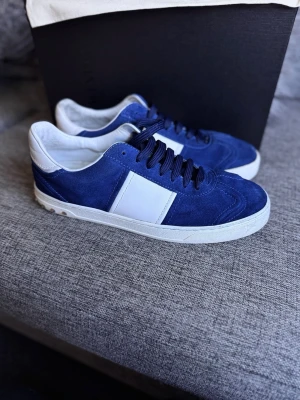 Valentino Flycrews Navy 43 - 9/10 skick – mycket fint skick. Tillgänglig via Plick, men för smidig Klarna-betalning (betala senare/direkt) och bättre pris rekommenderar vi köp via vår hemsida: www.nordens.store. Levereras komplett med box, dustbag och äkthetscertifikat. Noggrant förpackad i bubbelplast och inkluderar kvitto/orderverifikation samt ett exklusivt 10% rabattkort till ditt nästa köp.