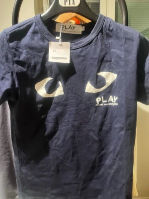 Cdg t shirt - Helt nya tröja som är stilren o perfekt för sommaren