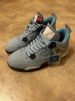 Jordan 4 university blue - Säljer skorna eftersom jag tycker inte om färgen längre, fortfarande i bra kondition.