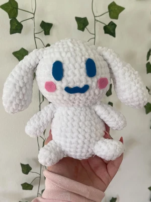 Virkad cinnamoroll - Handvirkat i mjukt polyester garn! Perfekt som gosedjur eller present!