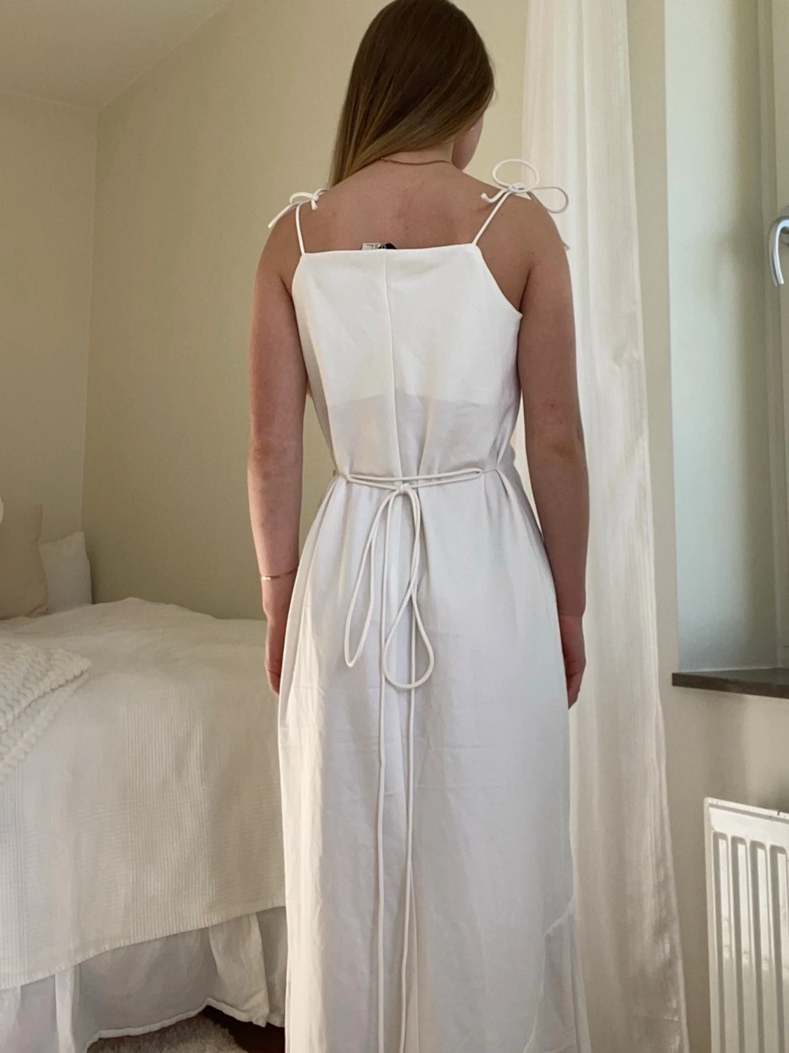 Vit långklänning med fina detaljer  - 2