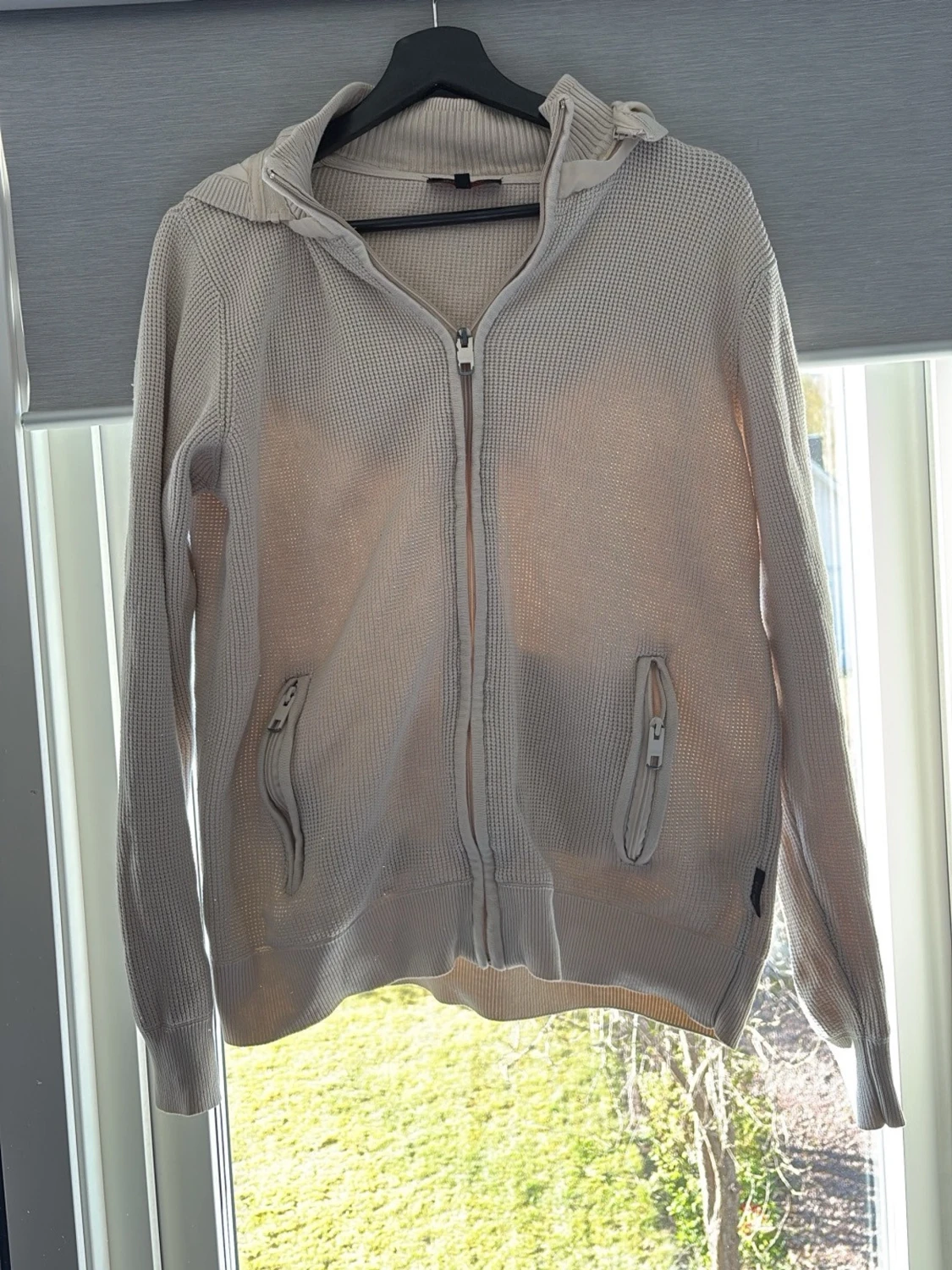 Beige hoodie med dragkedja och huva - 1