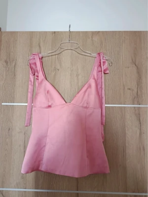 Rosa satintopp från zara - jättefin zara satintopp i storlek xs🩷🩷  aldrig använd helt ny