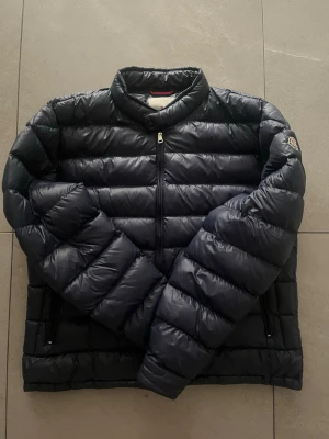 Svart dunjacka från Moncler - Tjena, säljer denna snygga vår och sommar jackan som är perfekt för dig som vill ha en clean och fet jacka till sommaren. Dm är alltid öppet för frågor. 