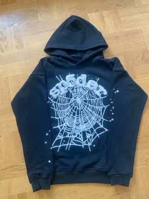 Hoodie - Svart hoodie med snyggt spindelnätsmotiv och texten “SPIDER” framtill 🕸️ Mjuk och bekväm passform, perfekt för både vardag och streetwear-look. • Färg: Svart med vitt tryck • Storlek: (fyll i storlek) • Skick: (t.ex. mycket bra / sparsamt använd) • Material: (om du vet, annars kan utelämnas) En riktigt cool hoodie som sticker ut! Passar perfekt till jeans eller mjukisbyxor. Skickas snabbt 📦