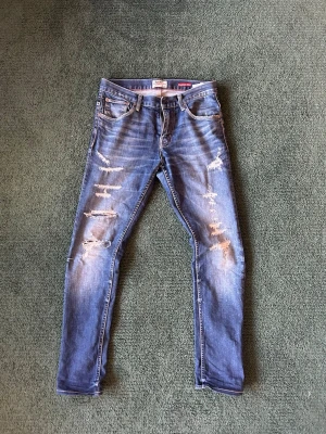 Crocker jeans - Ett par riktigt feta Crocker jeans med tvär sköna slitningar. Jeansen har även en sjukt fet fade. Märket har dessutom slutat sälja vilket gör jeansen sjukt exklusiva. Storlek 29W 34L. Skriv vid funderingar!