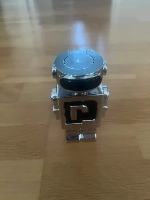 Paco Rabanne Phantom EDT 100ml - Inte mycket kvar - En Paco Rabanne parfym som är fräsch och modern doft Det är ungefär 20-30% kvar. Fungerar som den ska och sprayen är i bra skick. Perfekt om du vill testa doften utan att köpa en ny flaska eller köpa för flaskans skull.
