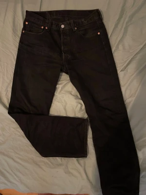 Svarta Levis 501 jeans - Snygga svarta Levis 501 jeans gratis frakt inom 1 vecka, hör av vid minsta fråga och pris kan självklart diskuteras.