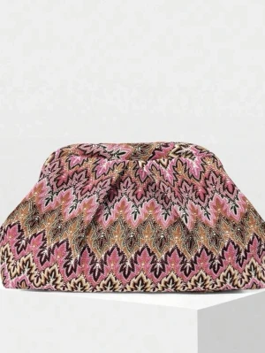 Rosa färgglad clutch mönster sommar helt ny utan prislapp  - Säljer en unik rosa clutch med ett färgstarkt mönster i rosa, beige, svart och brunt. Väskan har en mjuk, puffig form och är tillverkad i tyg med broderade detaljer. Perfekt för dig som vill sticka ut med accessoarer. Helt ny utan prislapp!!