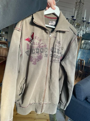 Mörkgrön zip-hoodie med tryck - Cool militärgrön-ish hoodie/jacka med tryck. Förvånansvärt mjuk faktiskt             