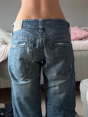 Baggy jeans - Så snygga baggy jeans från Replay med dem coolaste fickorna nånsin!! Hör av dig vid minsta lilla fråga, jag svarar så fort jag kan! Postar direkt!