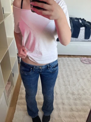 LTB jeans - Säljer ett par klassiska blå bootcut jeans med låg midja och femficksmodell från LTB. Jeansen har stretchigt material. 