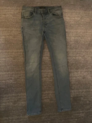 NEUW jeans  - Snygga blå slim fit jeans från NEUW. Jeansen har en tvättad look och skinny passform som sitter tajt längs benen. Perfekta för en trendig och avslappnad stil.