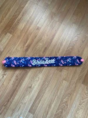 Brewski tube flamingo golf birdieboss - Rymmer burkar för att ha med när man golfar, ny utan prislapp, håller drycken sval under golfrundan. Nypris 400kr. Hör av er vid frågor!💕