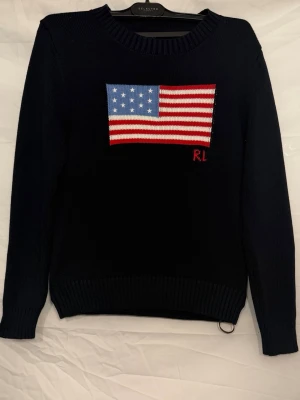 Ralph lauren tröja - Stilren mörkblå stickad tröja från Ralph Lauren i fint skick. Ribbstickad 