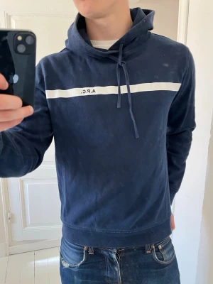 Apc hoodie  - Apc hoodie - en av dom festastw som finns. Inga defekter! Modellen i bilderna är 180 cm 75 kg och bär Storlek M , Kom med frågor! 🌟 (Kan gå ned i pris vid köp av paket 😉) 