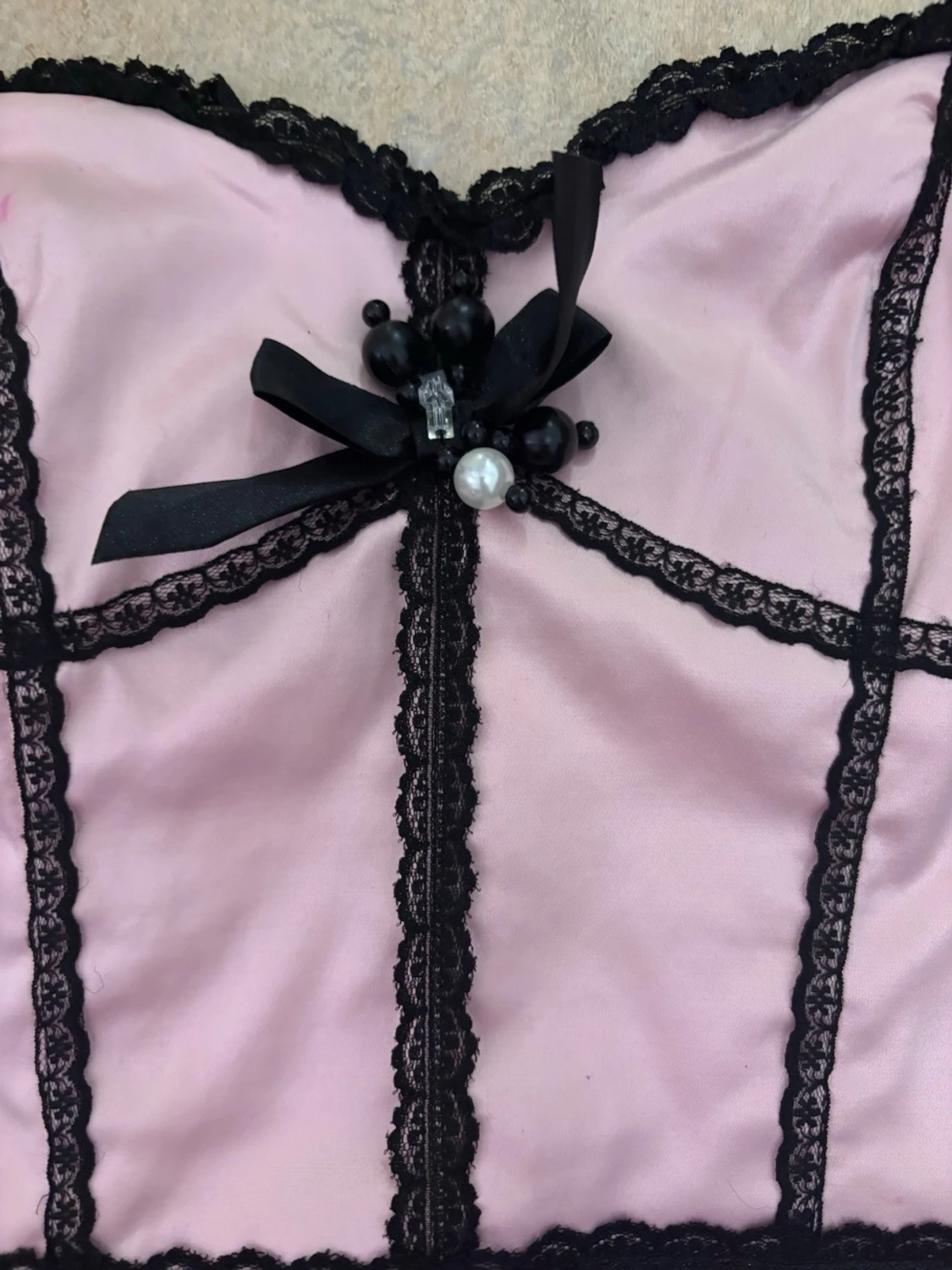 Rosa satin kortklänning med svarta detaljer - 3
