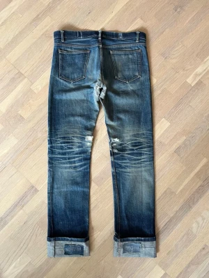 Dry APC Jeans - I okej skick, omsydda till 32 i midjan! Rak passform                Mått 112cm längd utan uppvikt, midja 44 cm, lårdvidd 25cm, benöppning 19cm. Hål finns i de detaljerade bilderna, alltså i skrevet och ett hål i benväcket, öppen för bud