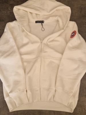 Vit hoodie  -  En riktigt fet vit hoodie. Materialet är sjukt bra, riktigt skönt för år sena promenader under sommaren. Finns inga tecken på användning och inga fläckar. Priset går att diskutera. Storlek M men sitter bra på S 