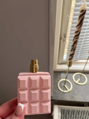 Sabrina parfymflaska  - Super god Sabrina Carpenter parfym, säljer då den inte används. 30 ml och 3/4 kvar. Luktar vanilj, sockervadd och sött, väldigt lätt att tycka om