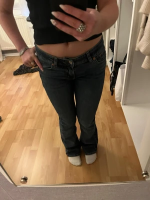 Mörkblå bootcut jeans ifrån junkyard - Säljer dessa jeans i fint skick, dom är knappt använda. Säljer då de inte kommer till användning💕 skriv ifall frågor!😊