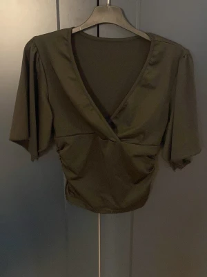 Svart omlottopp med v-ringning - Säljer denna svarta omlottblusen med djup v-ringning och vida armar då jag inte använder alls,  toppen har stretchigt material och är från shein ☺️❤️skriv för mer info!! 